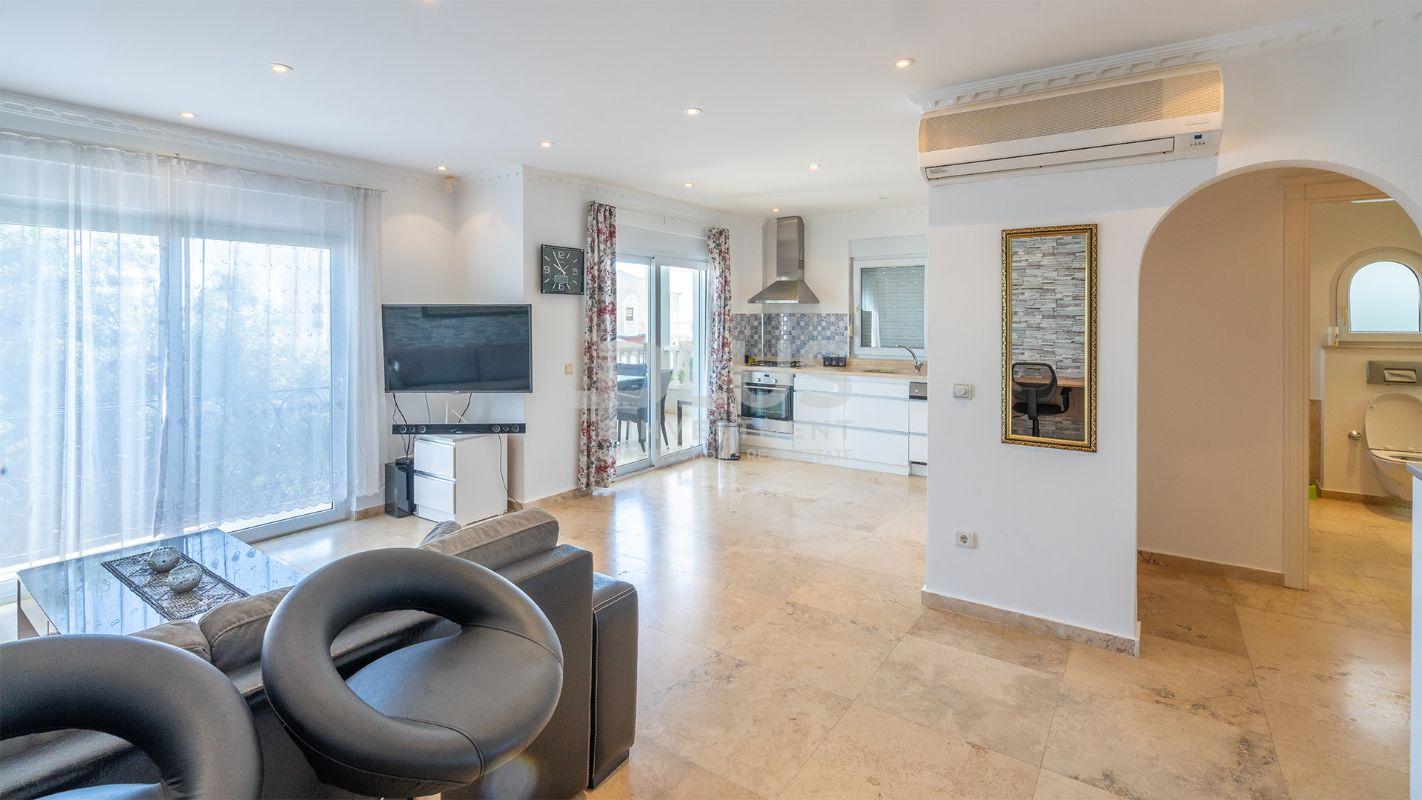 Продается меблированная квартира с 2 спальнями в комплексе Oasis Cikcilli