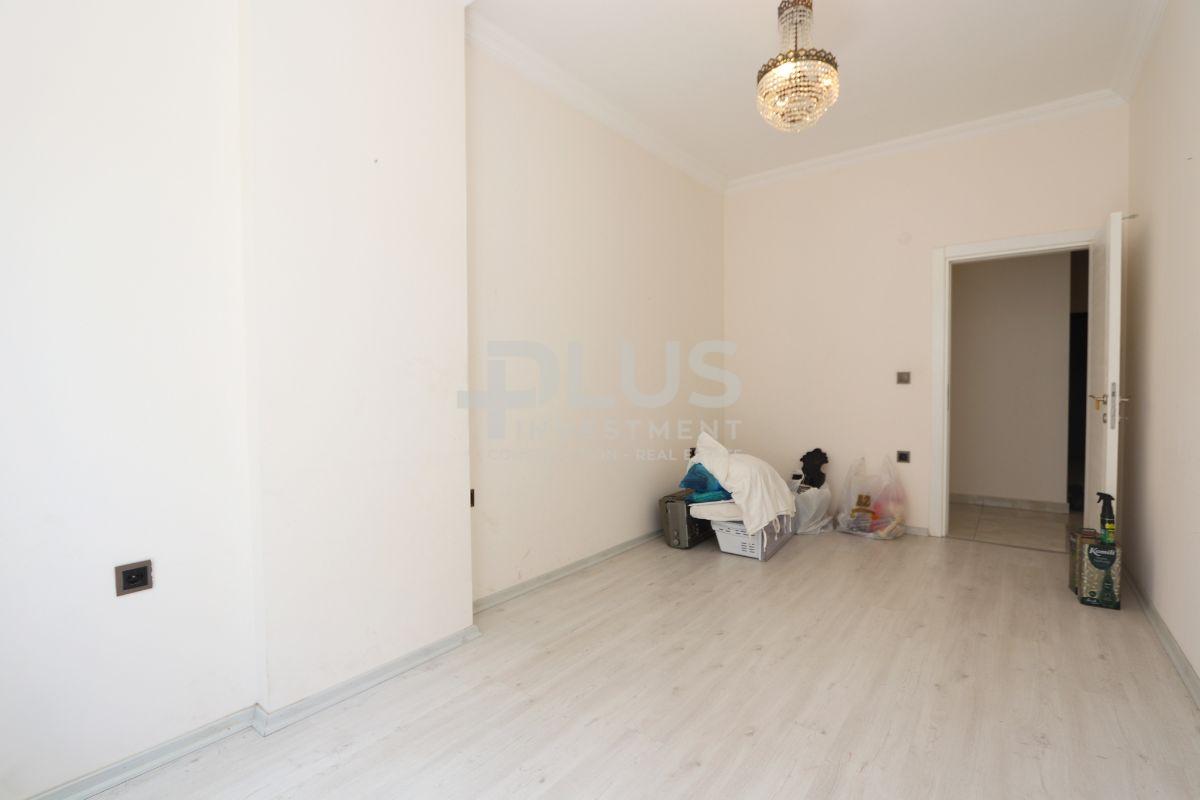 Продается квартира с 2 спальнями в центре Алании с отдельной кухней