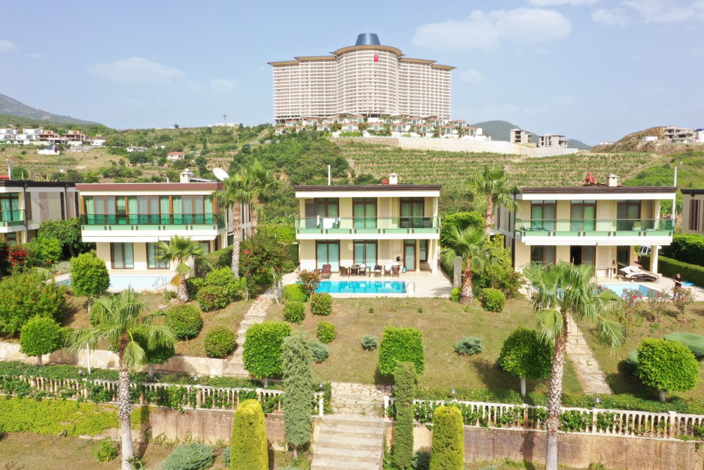 Site içerisinde eşyalı villa.